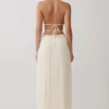 Vestido midi con cuello halter y capucha de Thien – Marfil