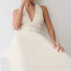 Vestido midi con cuello halter y capucha de Thien – Marfil