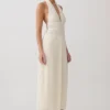 Vestido midi con cuello halter y capucha de Thien – Marfil