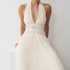 Vestido midi con cuello halter y capucha de Thien – Marfil