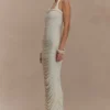 Vestido midi con cuello halter y fruncidos Camila – Marfil