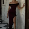 Vestido midi con volantes y hombros al aire Arielle – Ciruela