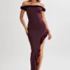 Vestido midi con volantes y hombros al aire Arielle – Ciruela