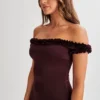 Vestido midi con volantes y hombros al aire Arielle – Ciruela