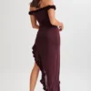 Vestido midi con volantes y hombros al aire Arielle – Ciruela
