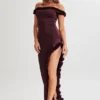 Vestido midi con volantes y hombros al aire Arielle – Ciruela