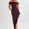 Vestido midi con volantes y hombros al aire Arielle – Ciruela