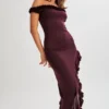 Vestido midi con volantes y hombros al aire Arielle – Ciruela