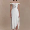 Vestido midi con volantes y hombros descubiertos Allegra – Marfil