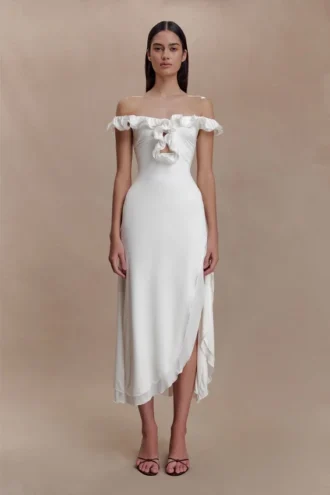 Vestido midi con volantes y hombros descubiertos Allegra – Marfil