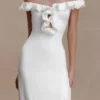 Vestido midi con volantes y hombros descubiertos Allegra – Marfil