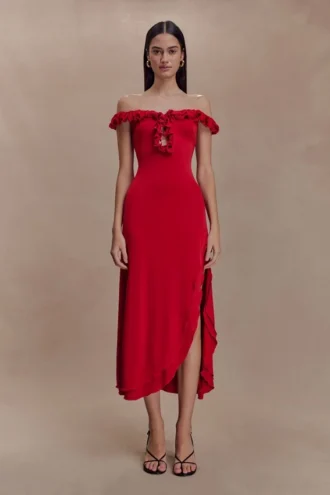 Vestido midi con volantes y hombros descubiertos Allegra – Rubí