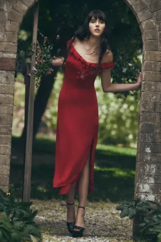 Vestido midi con volantes y hombros descubiertos Allegra – Rubí