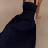 Vestido midi de Denim con cuello halter Caroline – Azul índigo Vestido midi de Denim con cuello halter Caroline – Azul índigo