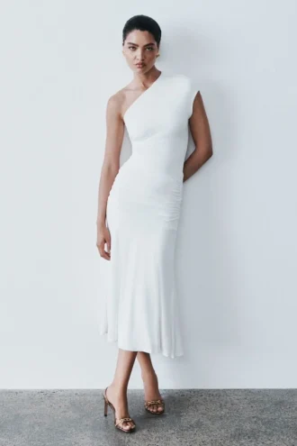 Vestido midi de jersey peached de Chloe con un solo hombro – Marfil