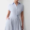 Vestido midi de lino con botones Aysha – Azul aciano Vestido midi de lino con botones Aysha – Azul aciano