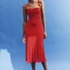 Vestido midi de malla fruncida Willa – Rubí Vestido midi de malla fruncida Willa – Rubí