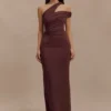 Vestido midi de modal con un solo hombro Anastasia – Caoba