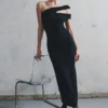 Vestido midi de modal de un solo hombro Anastasia – Negro