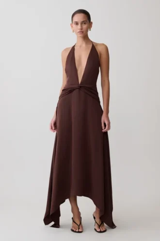 Vestido midi de satén con escote pronunciado Cyra – Chocolate oscuro