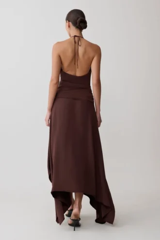 Vestido midi de satén con escote pronunciado Cyra – Chocolate oscuro