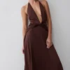 Vestido midi de satén con escote pronunciado Cyra – Chocolate oscuro Vestido midi de satén con escote pronunciado Cyra – Chocolate oscuro