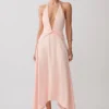 Vestido midi de satén con escote pronunciado Cyra – Melocotón Vestido midi de satén con escote pronunciado Cyra – Melocotón