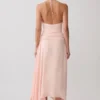 Vestido midi de satén con escote pronunciado Cyra – Melocotón Vestido midi de satén con escote pronunciado Cyra – Melocotón