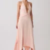 Vestido midi de satén con escote pronunciado Cyra – Melocotón Vestido midi de satén con escote pronunciado Cyra – Melocotón