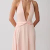 Vestido midi de satén con escote pronunciado Cyra – Melocotón Vestido midi de satén con escote pronunciado Cyra – Melocotón