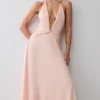 Vestido midi de satén con escote pronunciado Cyra – Melocotón Vestido midi de satén con escote pronunciado Cyra – Melocotón