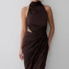 Vestido midi drapeado con cuello halter Aveline – Chocolate oscuro