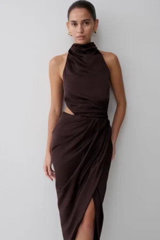 Vestido midi drapeado con cuello halter Aveline – Chocolate oscuro