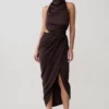 Vestido midi drapeado con cuello halter Aveline – Chocolate oscuro