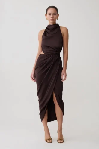 Vestido midi drapeado con cuello halter Aveline – Chocolate oscuro