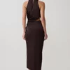 Vestido midi drapeado con cuello halter Aveline – Chocolate oscuro