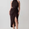 Vestido midi drapeado con cuello halter Aveline – Chocolate oscuro
