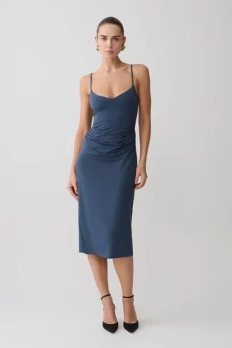 Vestido midi fruncido de jersey Vina – Azul tinta