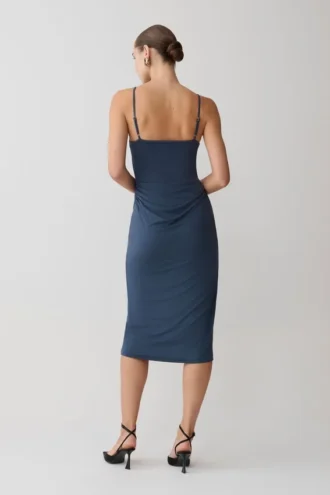 Vestido midi fruncido de jersey Vina – Azul tinta