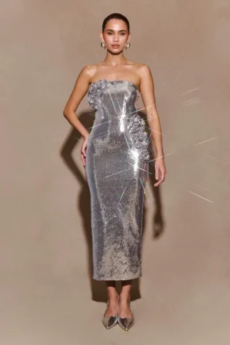 Vestido midi sin tirantes con lentejuelas y rosas Cassia – Plata