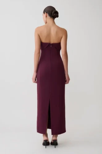 Vestido midi sin tirantes con pliegues Cary de crepé – Burdeos