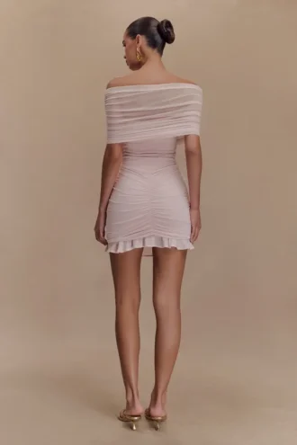 Vestido mini Caspian con hombros descubiertos, de tela elástica y malla – Rosa pálido