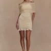 Vestido mini Caspian con malla y hombros descubiertos – Marfil