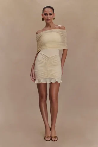 Vestido mini Caspian con malla y hombros descubiertos – Marfil