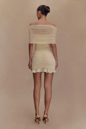 Vestido mini Caspian con malla y hombros descubiertos – Marfil