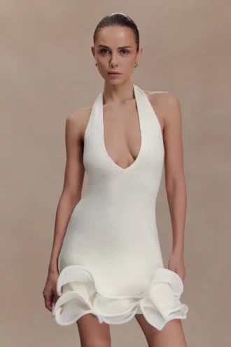 Vestido mini con cuello halter y bajo ondulado de Willowmena – Blanco