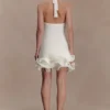 Vestido mini con cuello halter y bajo ondulado de Willowmena – Blanco Vestido mini con cuello halter y bajo ondulado de Willowmena – Blanco