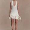 Vestido mini con cuello halter y bajo ondulado de Willowmena – Blanco Vestido mini con cuello halter y bajo ondulado de Willowmena – Blanco
