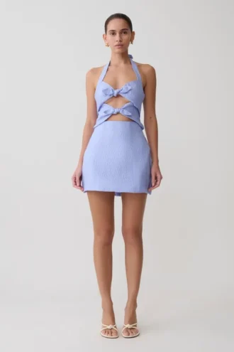 Vestido mini con cuello halter y detalle de lazo Ella – Azul pervinca