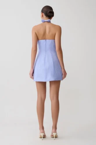 Vestido mini con cuello halter y detalle de lazo Ella – Azul pervinca